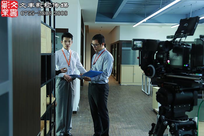 西頓照明公司經理親自主演男主角，，津津樂道啊。