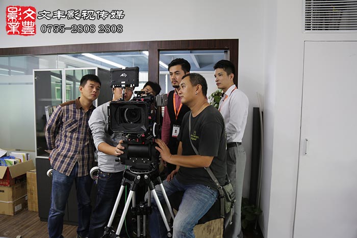 導演用攝像機記錄下每個片子的鏡頭，演員們看看自己演藝回放查看片子的完整度