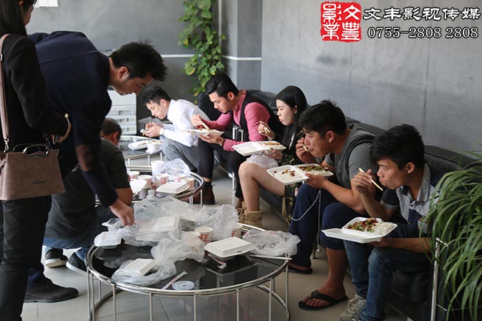 上午的拍攝結束，對所有的拍攝回放仔細檢查合適，收工準備吃飯了