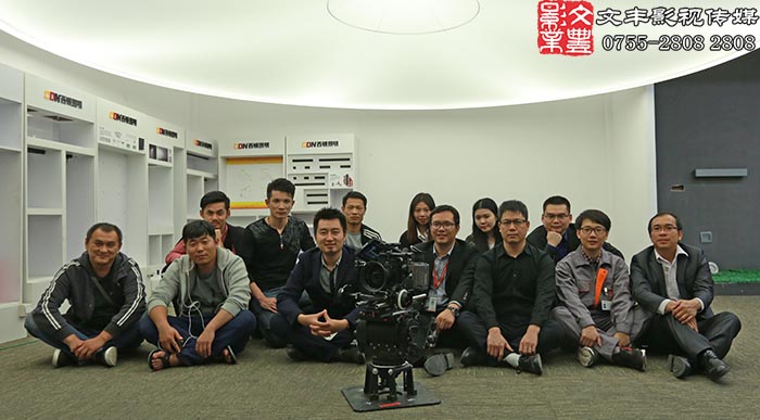 拍攝結束我們大家合影留念，期待片子上映。