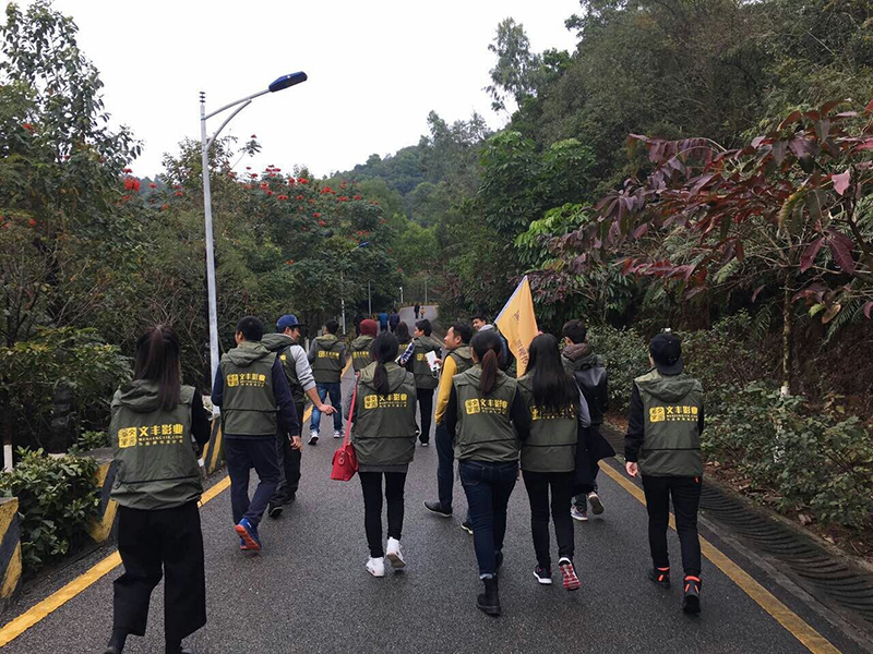 拾璞整齊的隊伍出發平巒山，準備爬山。