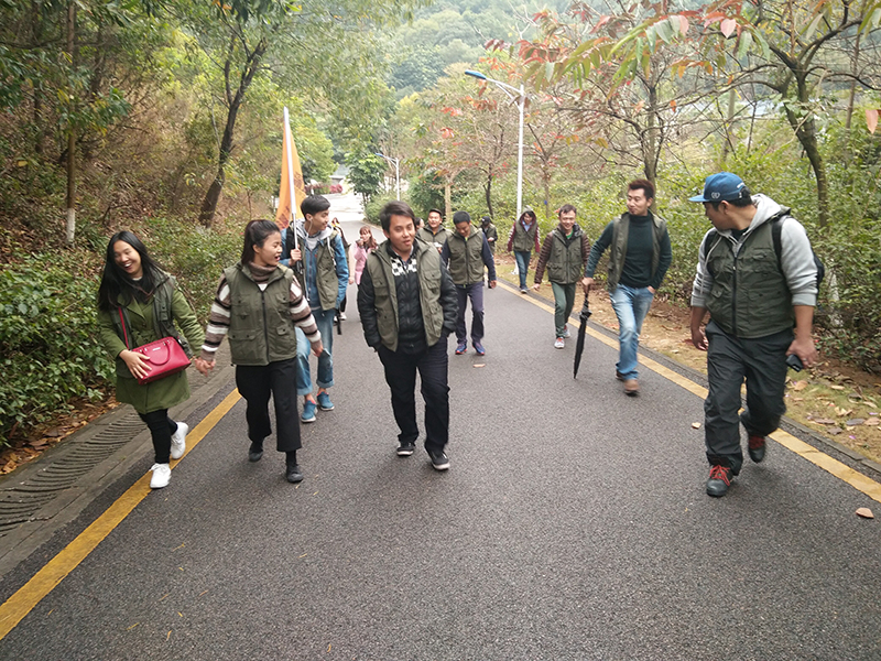 同胞一起向前行走，孫導 給大家講笑話。樂呵呵一下