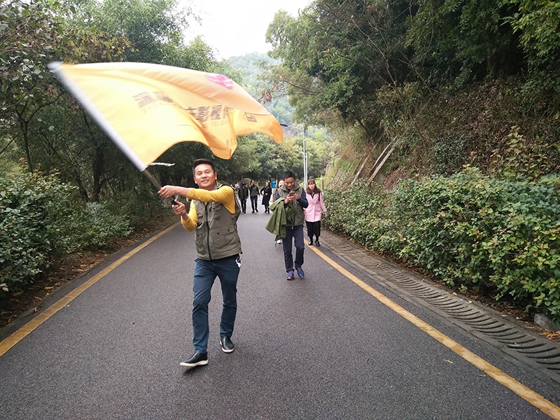 唐總揮舞公司旗幟，猶如勝利歸來的將士。