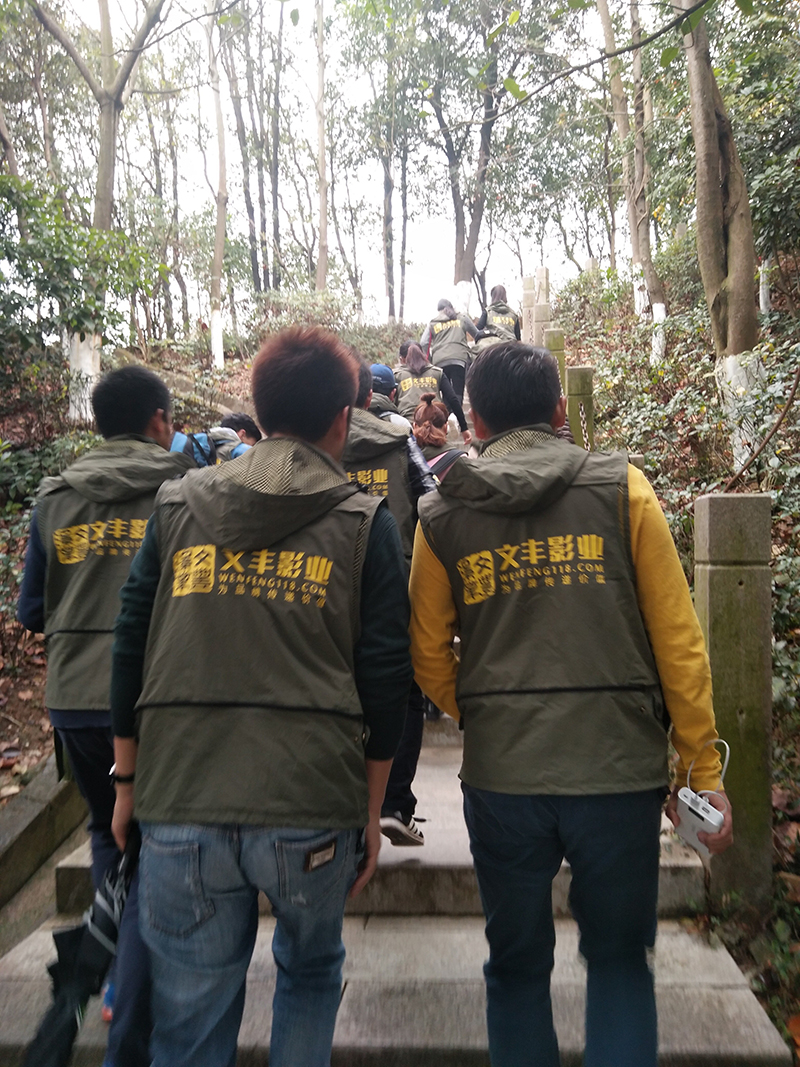 二位領導舉目觀看，同事們爬行情況