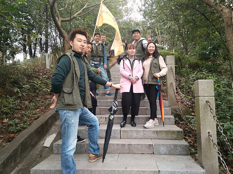 同事們齊心協力，爬山到半山腰，文總擺了個POS