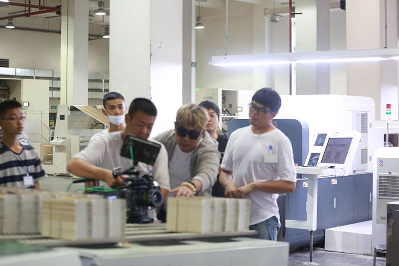 生產車間里，我們的拍攝組。對生產流程抓拍過程