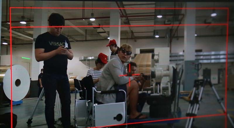 車間的拍攝鏡頭，體現的煙盒包裝，大批量生產