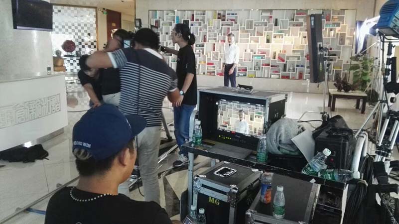 查看展廳拍攝的畫面是否完善，做好每個拍攝鏡頭。