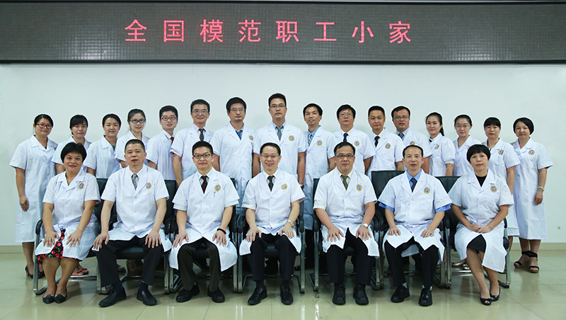 社康中心醫(yī)院的模范職工小家,合影留念 社康中心醫(yī)院的模范職工小家,合影留念